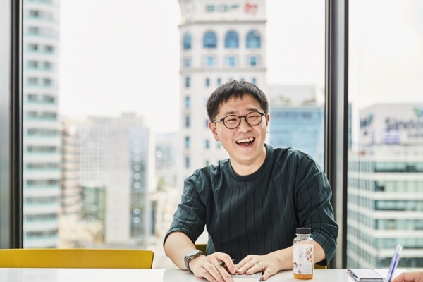 '그래 인터뷰 할 때 됐지~ 인터뷰 도중 동료가 던진 한 마디에 환하게 웃는 정재원 매니저