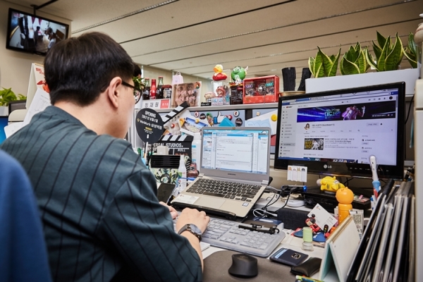 복잡하지만 나만의 체계를 갖춘 책상처럼 업무 프로세스도 이제 자리 잡았다.