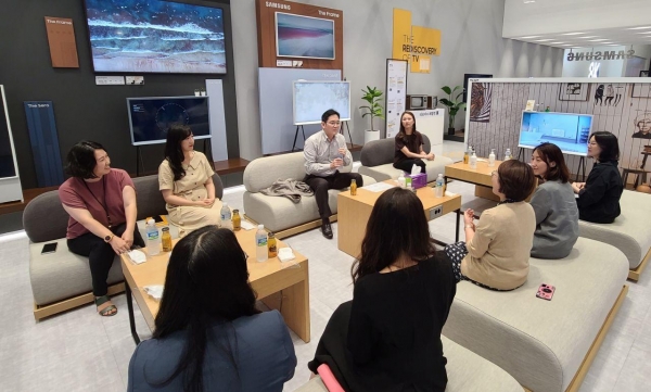 이재용 부회장이 6일 삼성전자 수원사업장에서 여성 임직원들과 간담회를 갖고 코로나19 이후 직장 및 가정 생활 변화, 여성 리더십 계발 방안 등에 대한 의견을 나누고 있다.