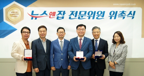뉴스앤잡이 12일 본사 회의실에서 전문위원 위촉식을 진행했다. (사진 왼쪽부터 와이드원 이강석 대표, 전국대학교취업관리자협의회 이충우 회장, 뉴스앤잡 김영조 발행인, 경성대학교 이효상 교수, 교육연구소 사람과 삶 박재경 소장, 뉴스앤잡 서설화 편집장)