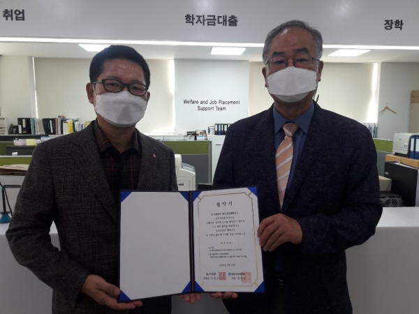 뉴스앤잡 김영조 발행인(좌측)과 영진전문대 정석재 처장(우측)