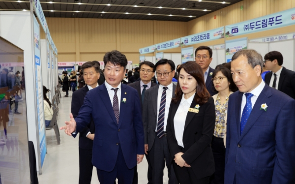 전남일자리종합센터가 취업성공 징검다리 역할을 톡톡히 하고 있다. 사진은 동부권 일자리박람회 모습/전남도
